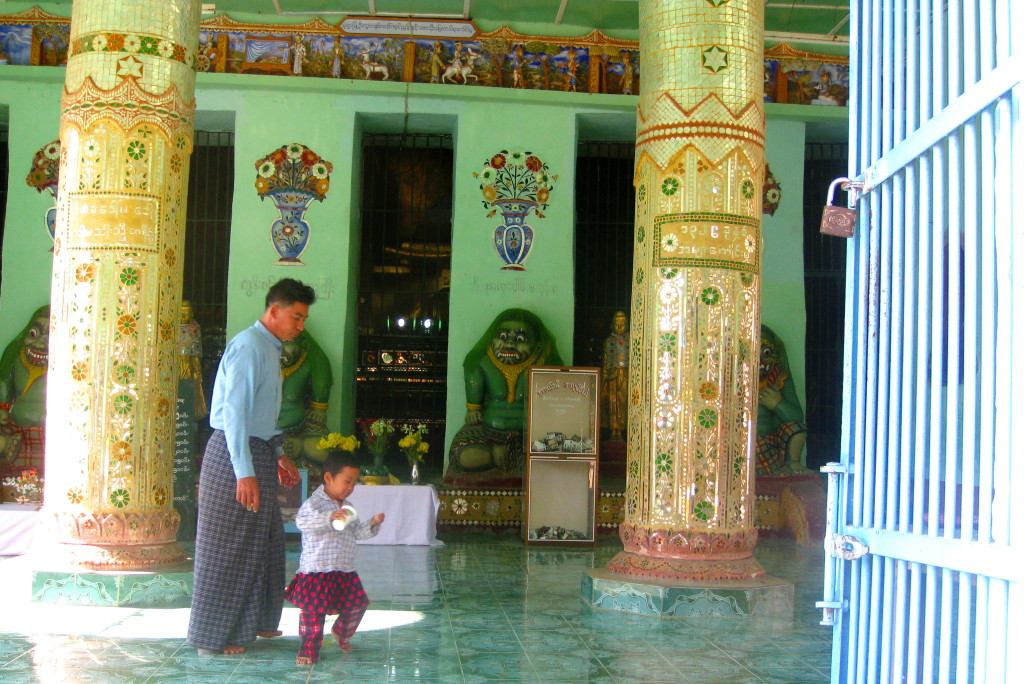 Monywa11 Myanmar child at temple