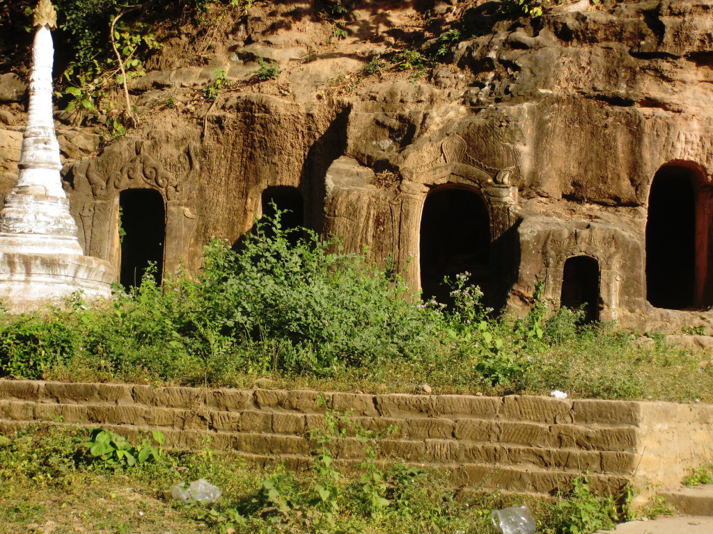 Monywa3 cave entrace to stupas