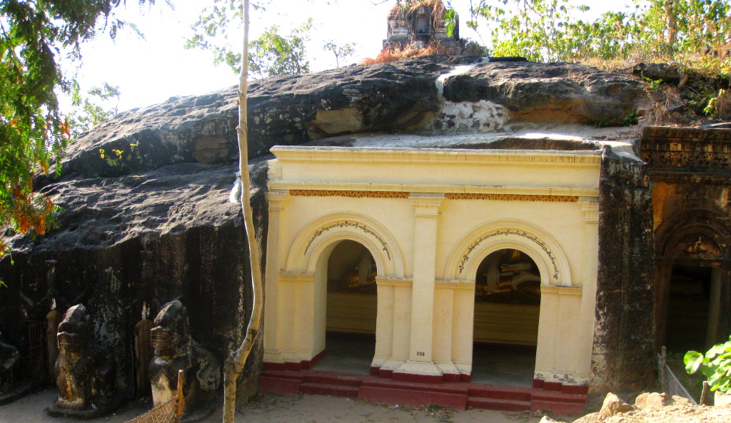 Monywa4 reclining buddha in cave