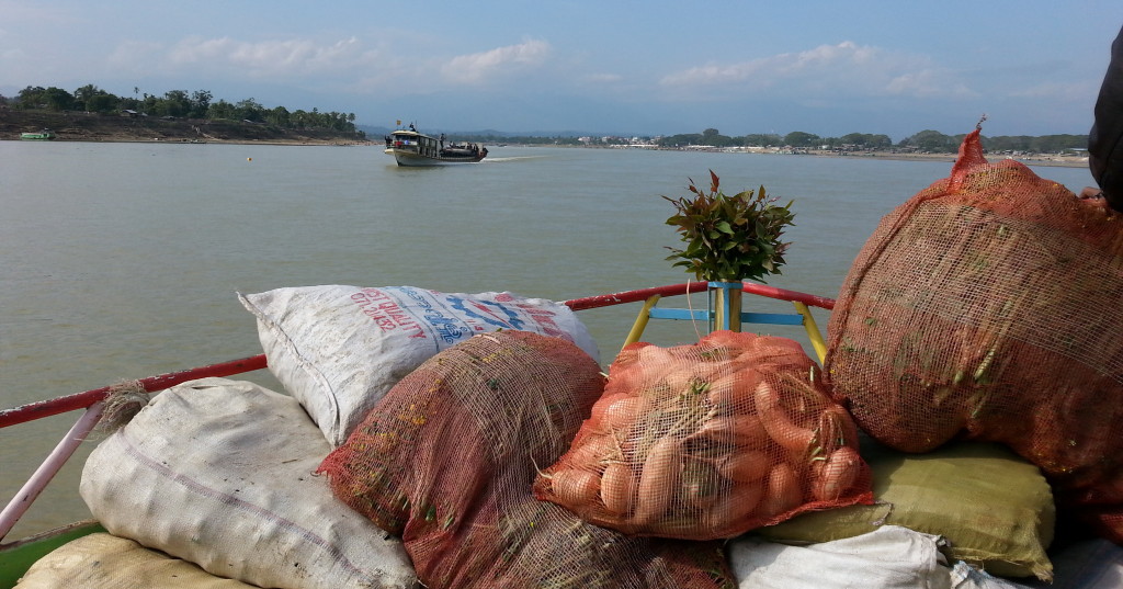 Homalin ahead traveling from south. Notice good-luck leaves in bow. North of Homalin the river is very shallow. High risk of bottoming out.